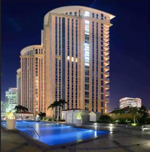 Luxury Bgc Condo In Taguig, Mckinley - Covered Parking And Wifi Free Extérieur photo